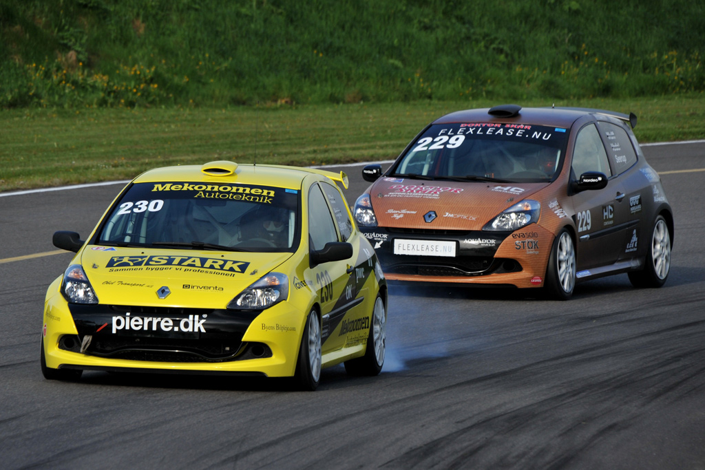 DK MOTORSPORTs to biler var forfulgt af uheld.